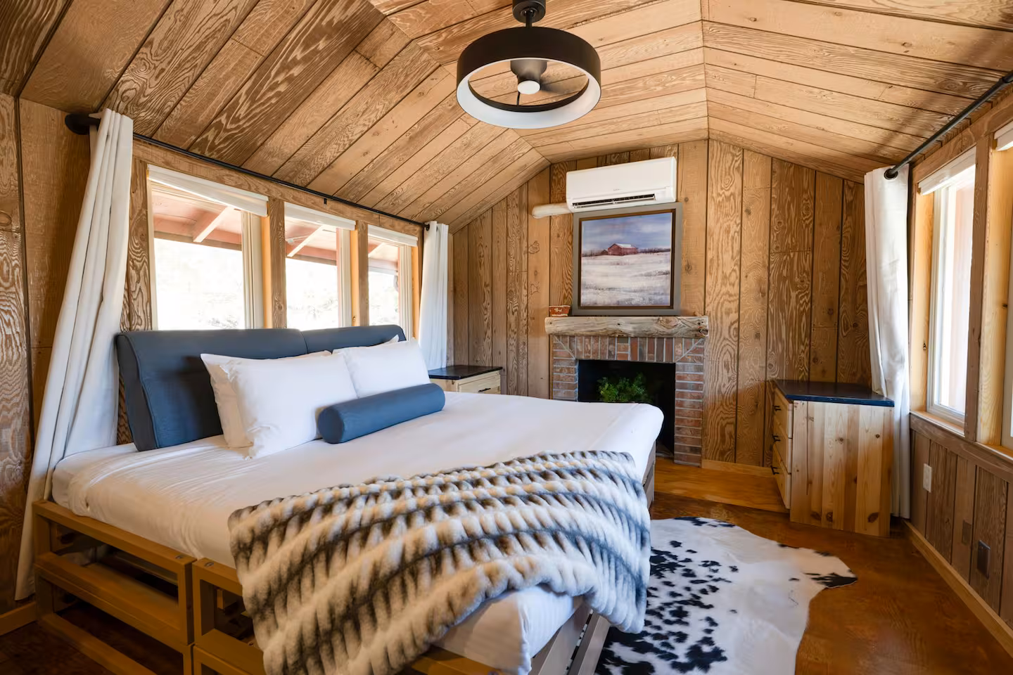 Cabin bedroom with crisp white linens